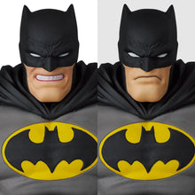 Load image into Gallery viewer, MAFEX Batman & Horse (The Dark Knight Returns) Maple and Mangoes