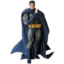 Load image into Gallery viewer, MAFEX - Batman Hush - Batman Maple and Mangoes
